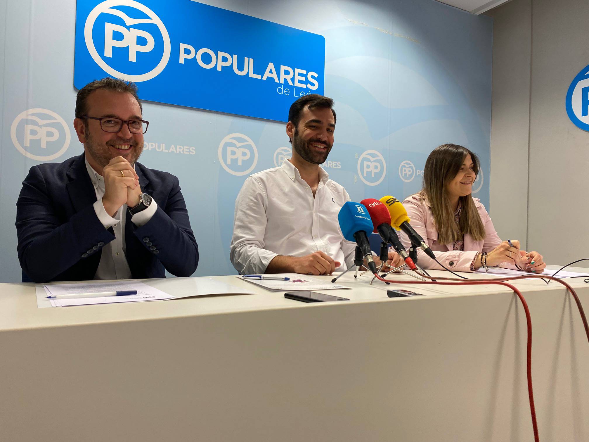 David Fernández (en el centro) abandona la ejecutiva provincial del Partido Popular
