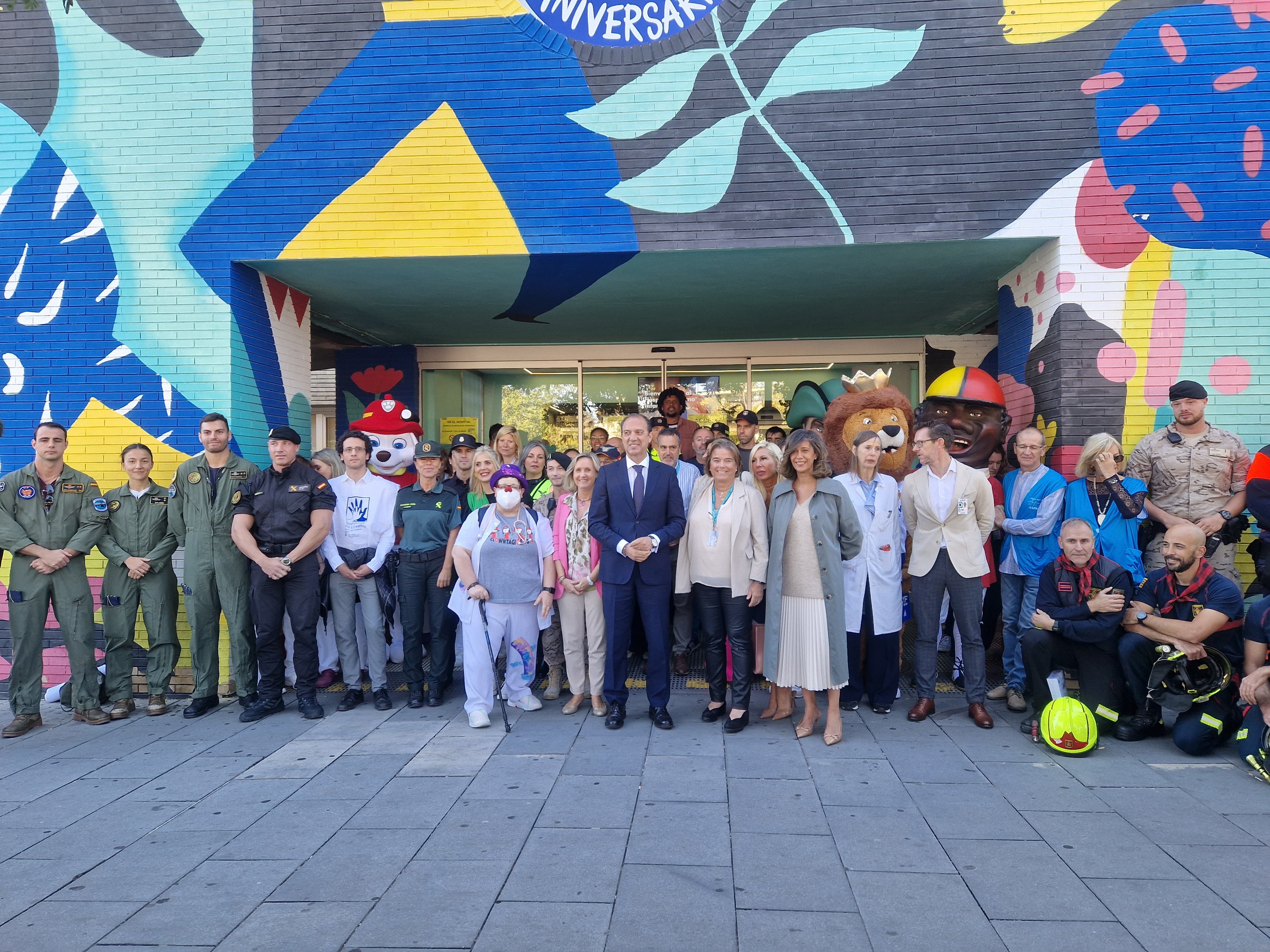 El consejero de Sanidad, José Luis Bancalero visita el Hospital Infantil