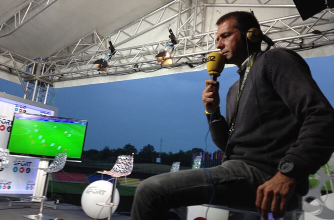 El presentador del programa conecta desde Polonia.