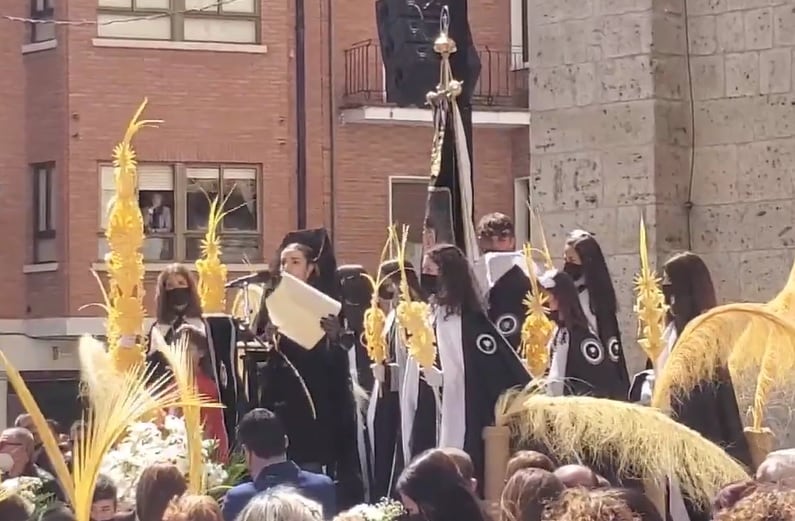 Lectura del pregón de la Semana Santa de Peñafiel a cargo de la Cofradía Ntra. Sra. de Los Dolores en la Plaza de España