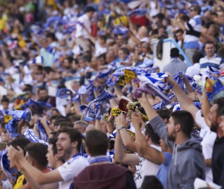 La afición del Real Zaragoza celebrando un gol del equipo aragonés en el estadio municipal de La Romareda