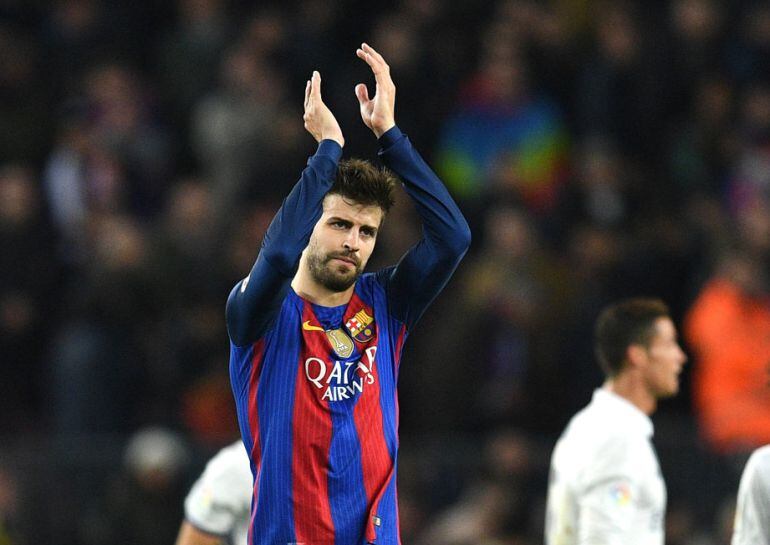 Gerard Piqué aplaude a la grada tras el Clásico.