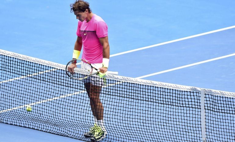 El tenista español Rafa Nadal reacciona tras perder ante el checo Tomas Berdych en cuartos de final del Abierto de Australia en Melbourne (Australia) hoy, martes 27 de enero de 2015. Nadal perdió el partido por 6-2, 6-0 y 7-6 (5)