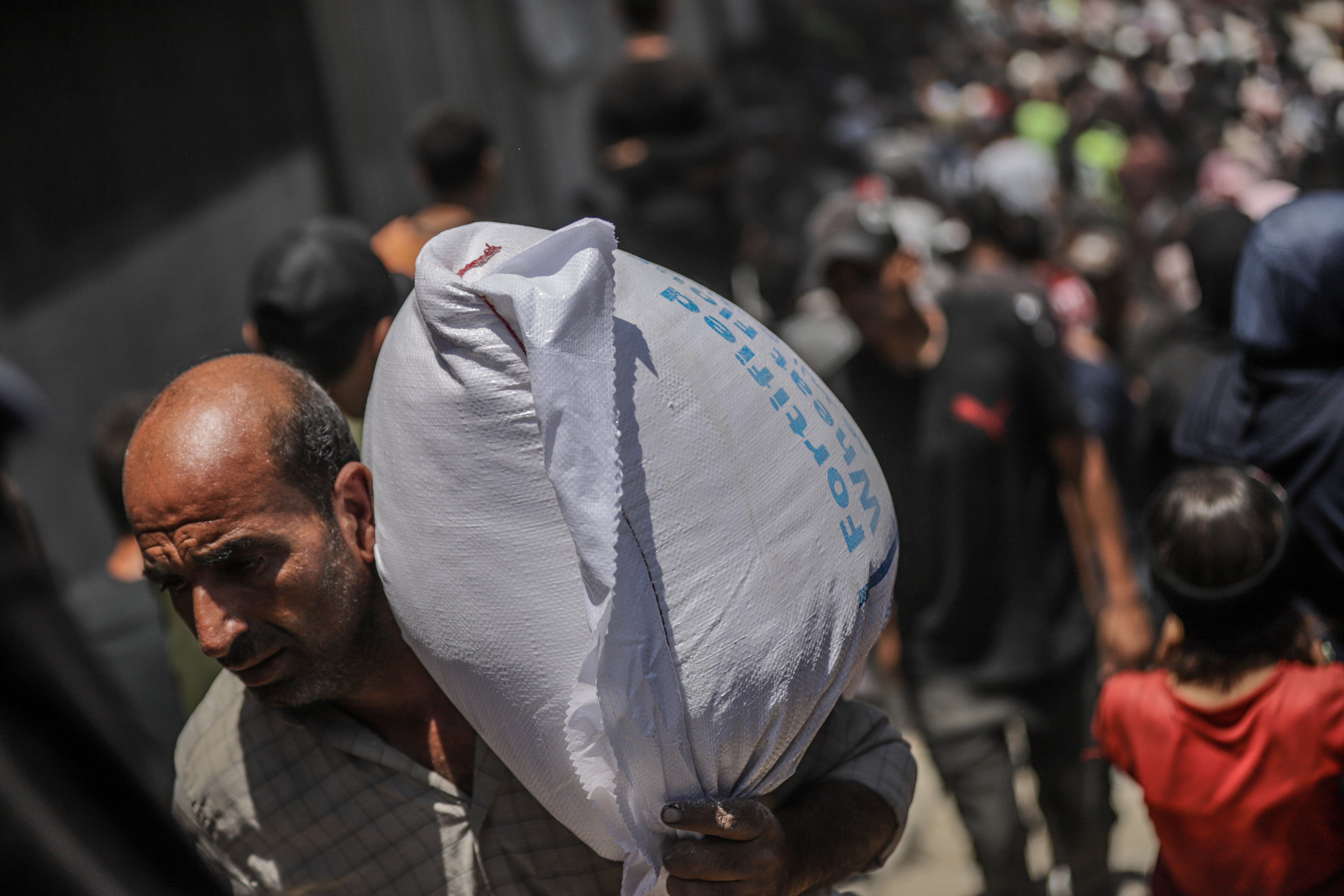 Paquetes de comida repartidos entre la población de la Franja de Gaza