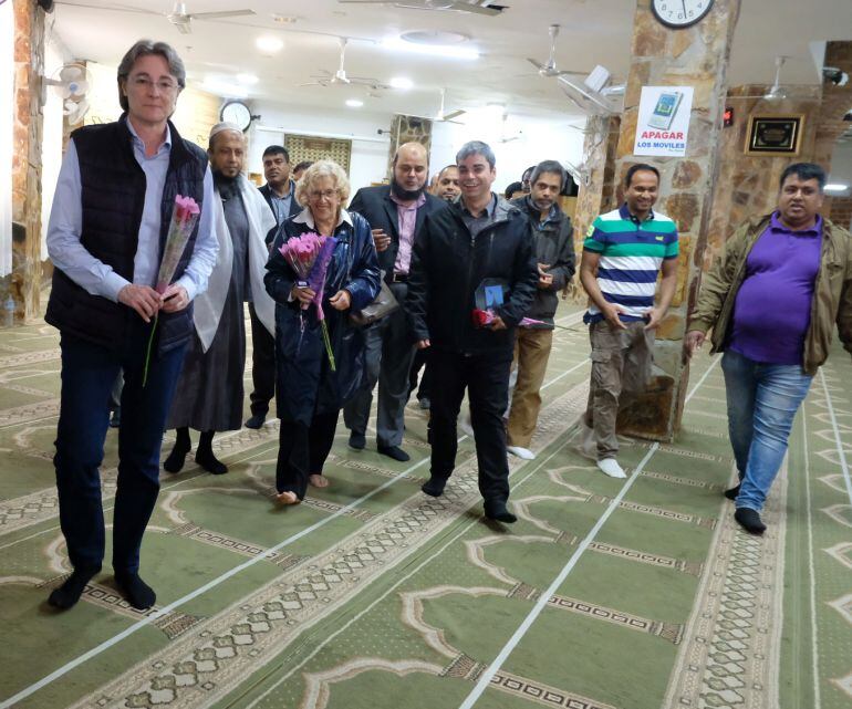 Manuela Carmena, junto a los concejales Marta Higueras y Jorge García Castaño, durante su visita a una mezquita de Lavapiés