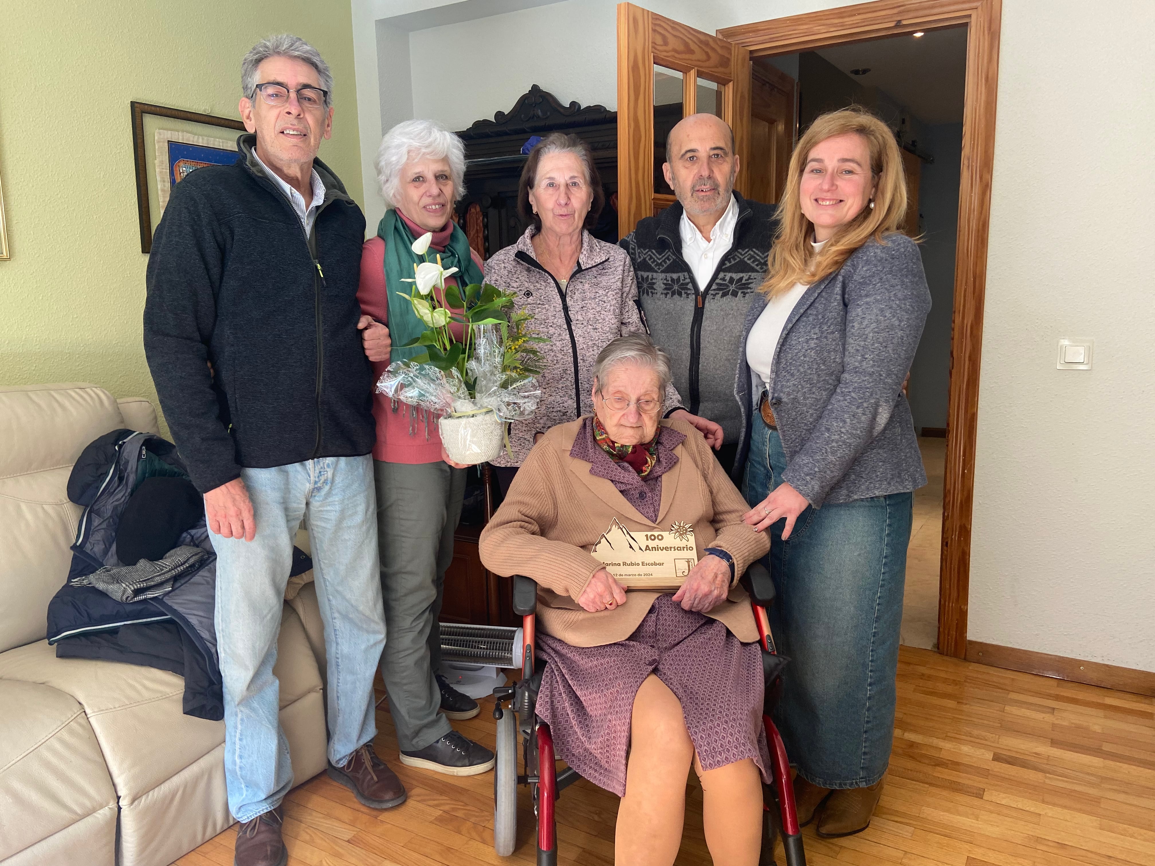 La presidenta de la Comarca de la Jacetania ha querido acudir a su domicilio para entregarle un obsequio