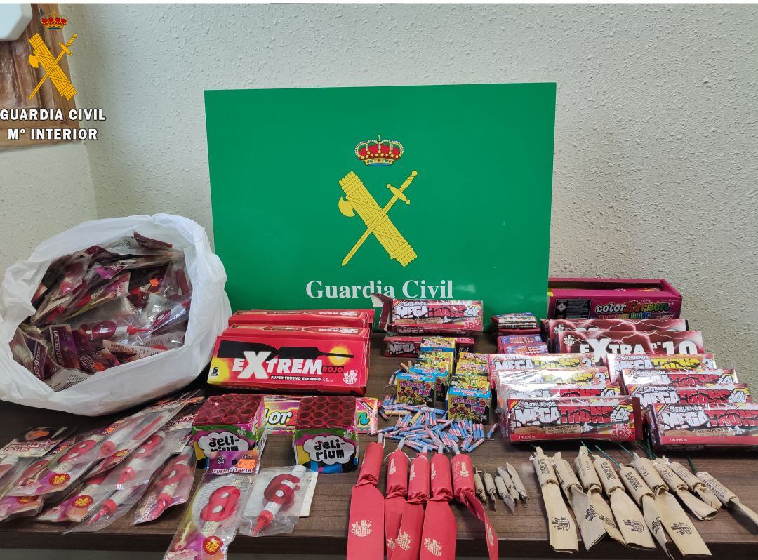 Imagen de los artículos pirotécnicos requisados por los agentes de la Guardia Civil