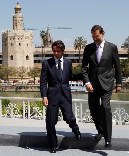 José María Aznar y Mariano Rajoy, antes de la reunión que celebra el 20 aniversario de la llegada de Aznar a la dirección del PP