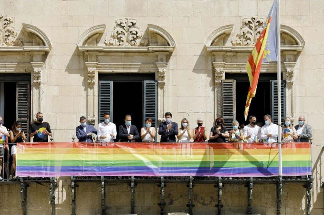 Momento en el que se colocaba la pancarta con los colores de la bandera LGTBI en el balcón del palacio consistorial