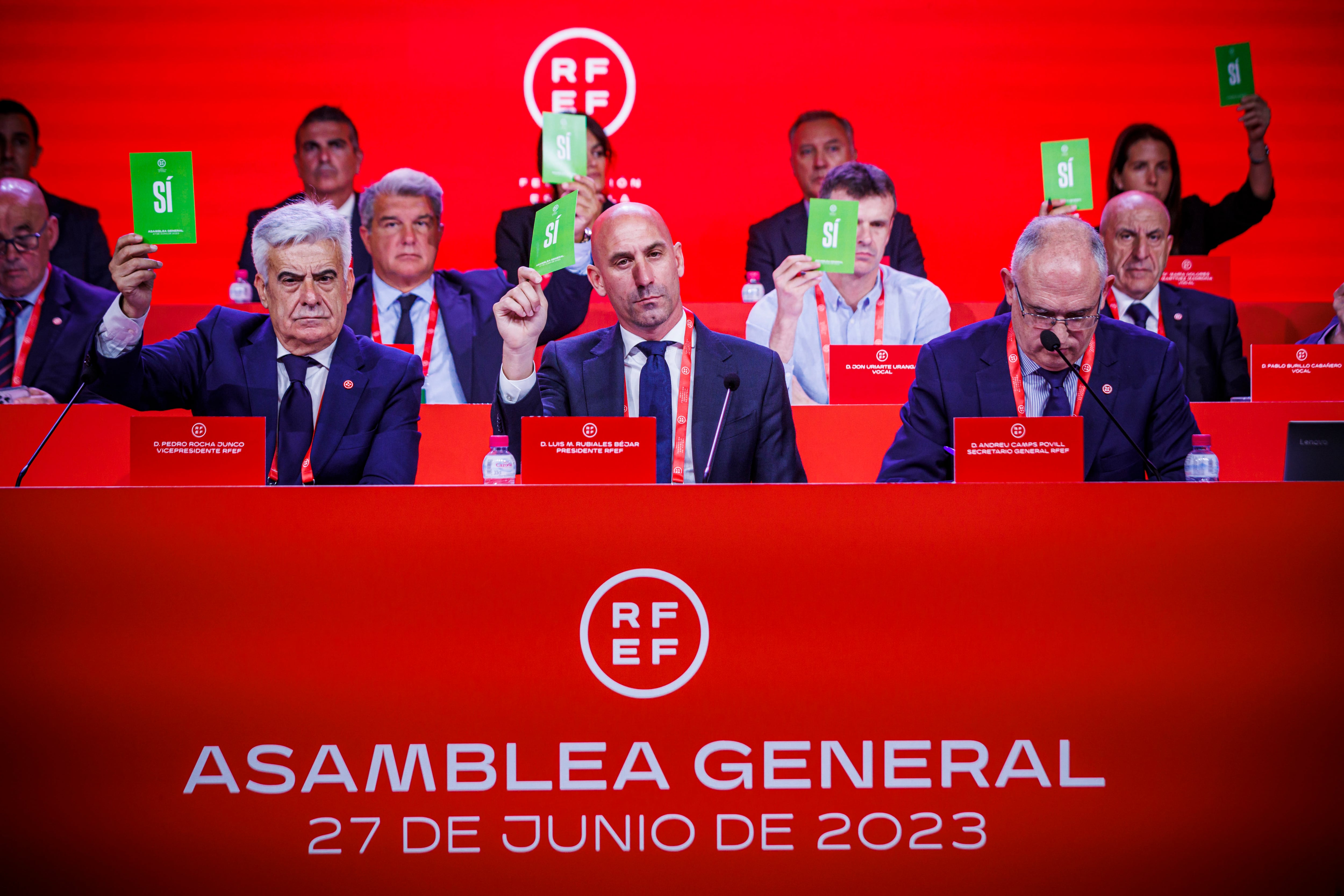 El presidente de la RFEF, Luis Rubiales, el vicepresidente, Pedro Rocha, y el secretario general, Andreu Camps, participan en la Asamblea General de la RFEF. EFE/ Pablo García