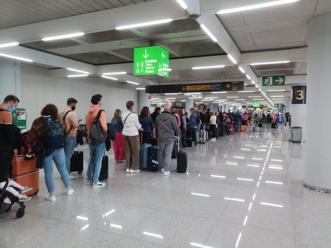 Largas colas se han formado durante este lunes por la mañana en el aeropuerto de Palma.
