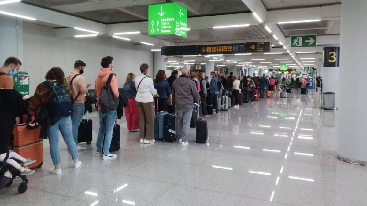 Turistas en el aeropuerto de Son Sant Joan