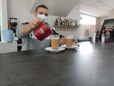 Francisco Javier Lara, dueño de la cafetería LQ