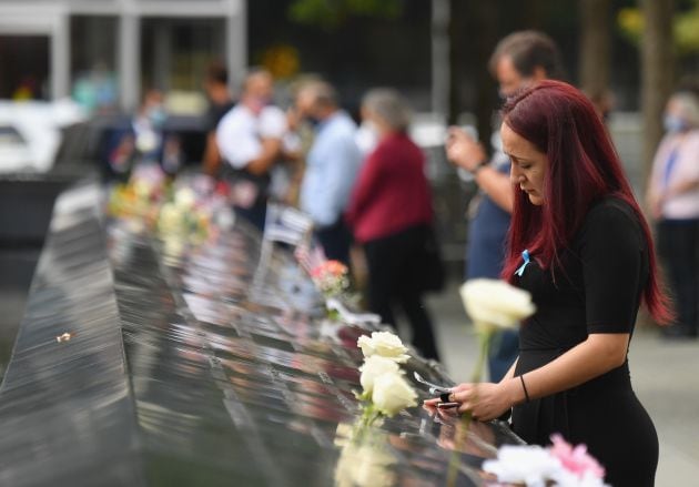 Una mujer rinde homenaje a las víctimas de los atentados del 11-S en el lugar en el que se alzaban las Torres Gemelas.