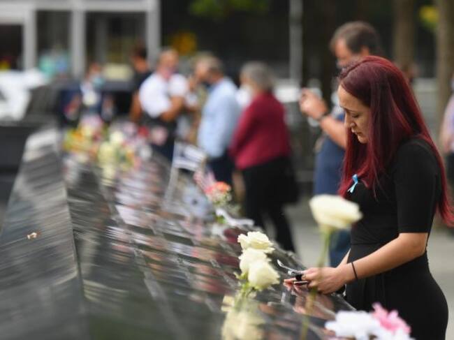 Una mujer rinde homenaje a las víctimas de los atentados del 11-S en el lugar en el que se alzaban las Torres Gemelas.