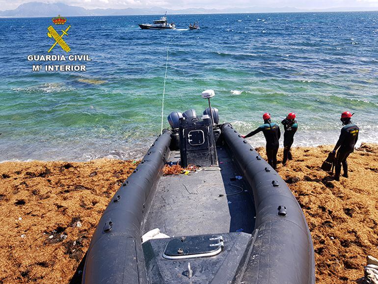 La embarcación utilizada por los narcos embarrancada en Getares.