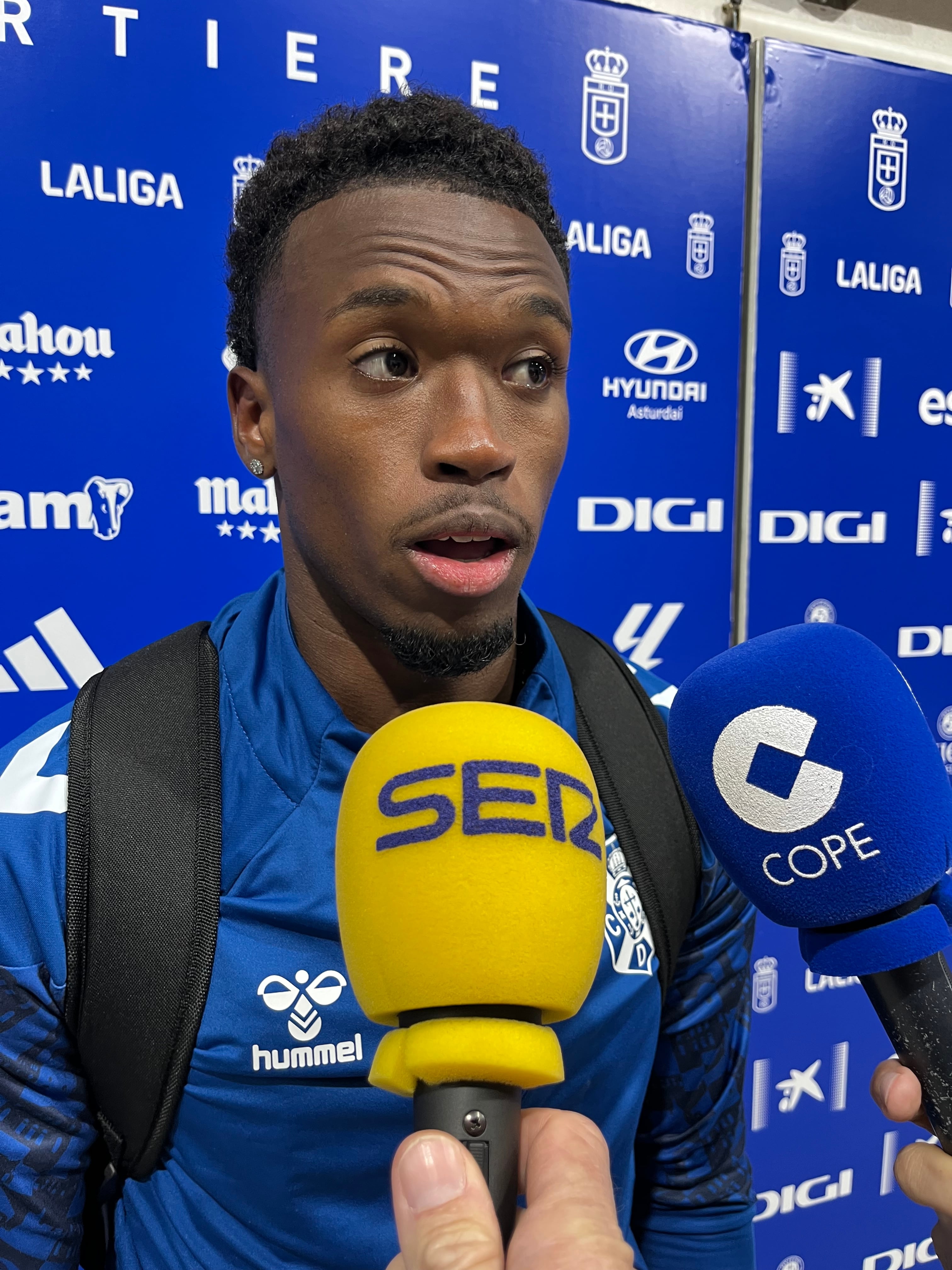 Alassan, en la zona mixta del estadio Carlos Tartiere.