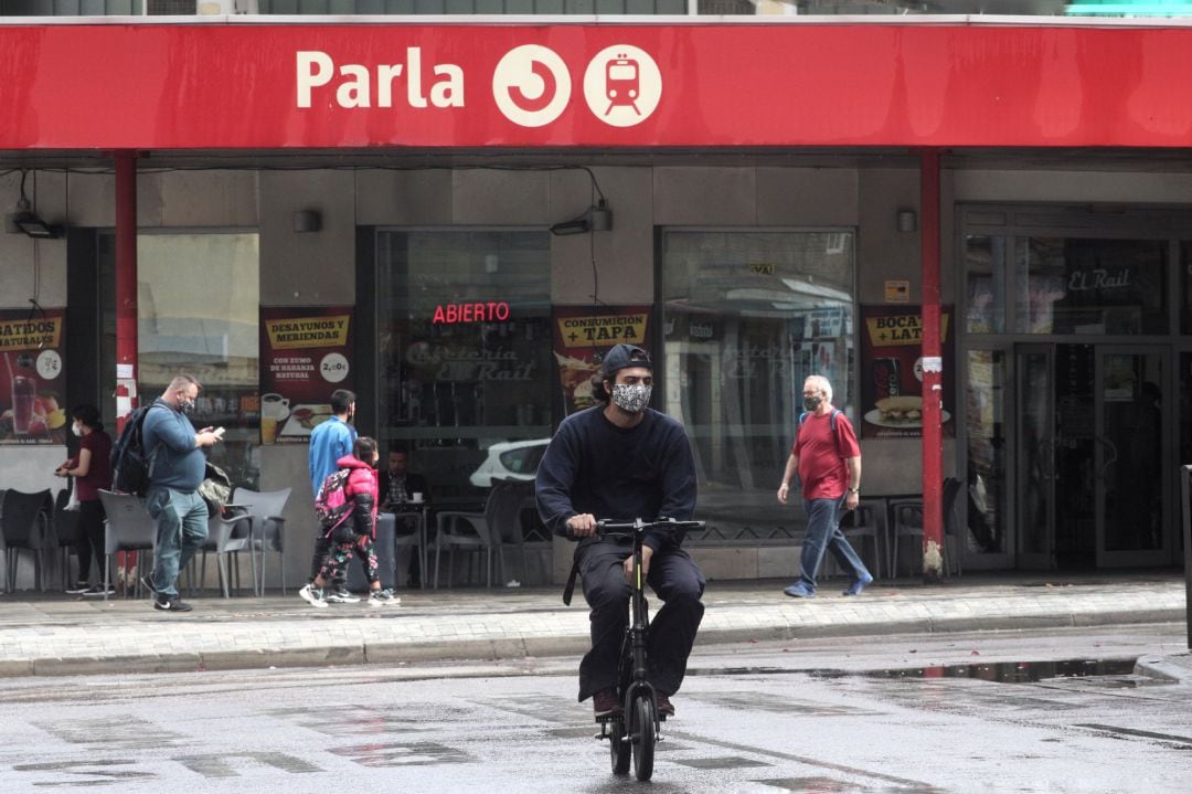 Transeúntes pasean cerca de la estación de Cercanías de Parla