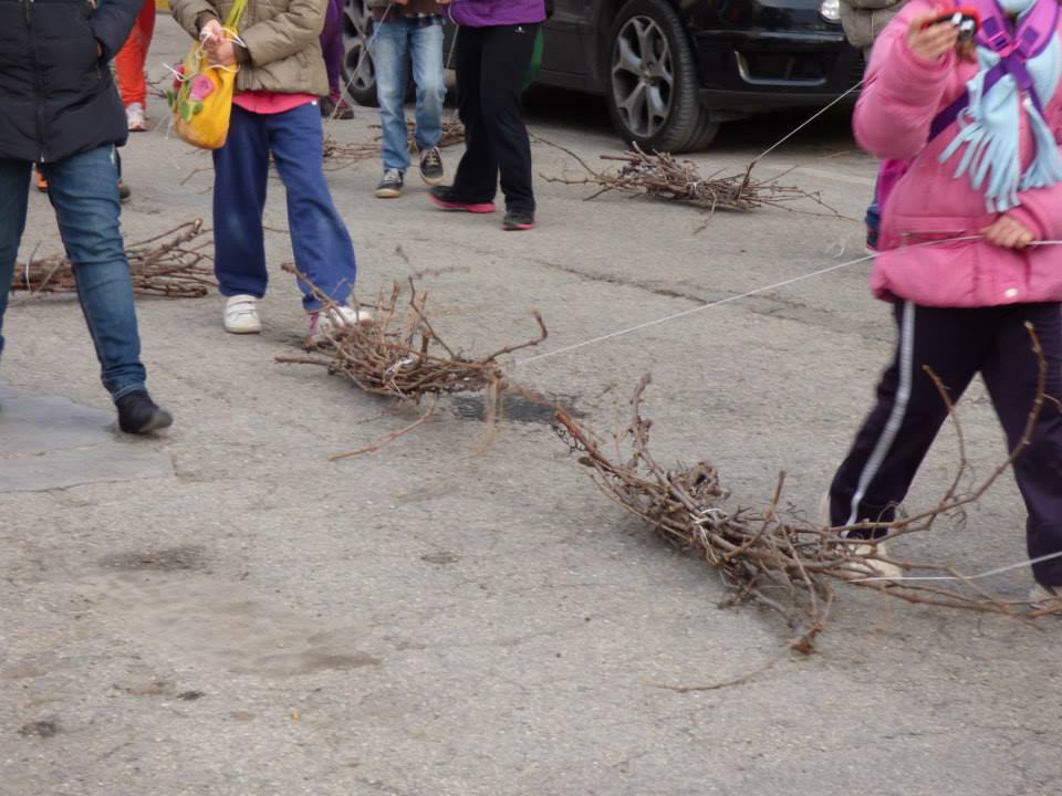 Los escolares llevan la leña