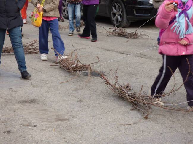 Los escolares llevan la leña
