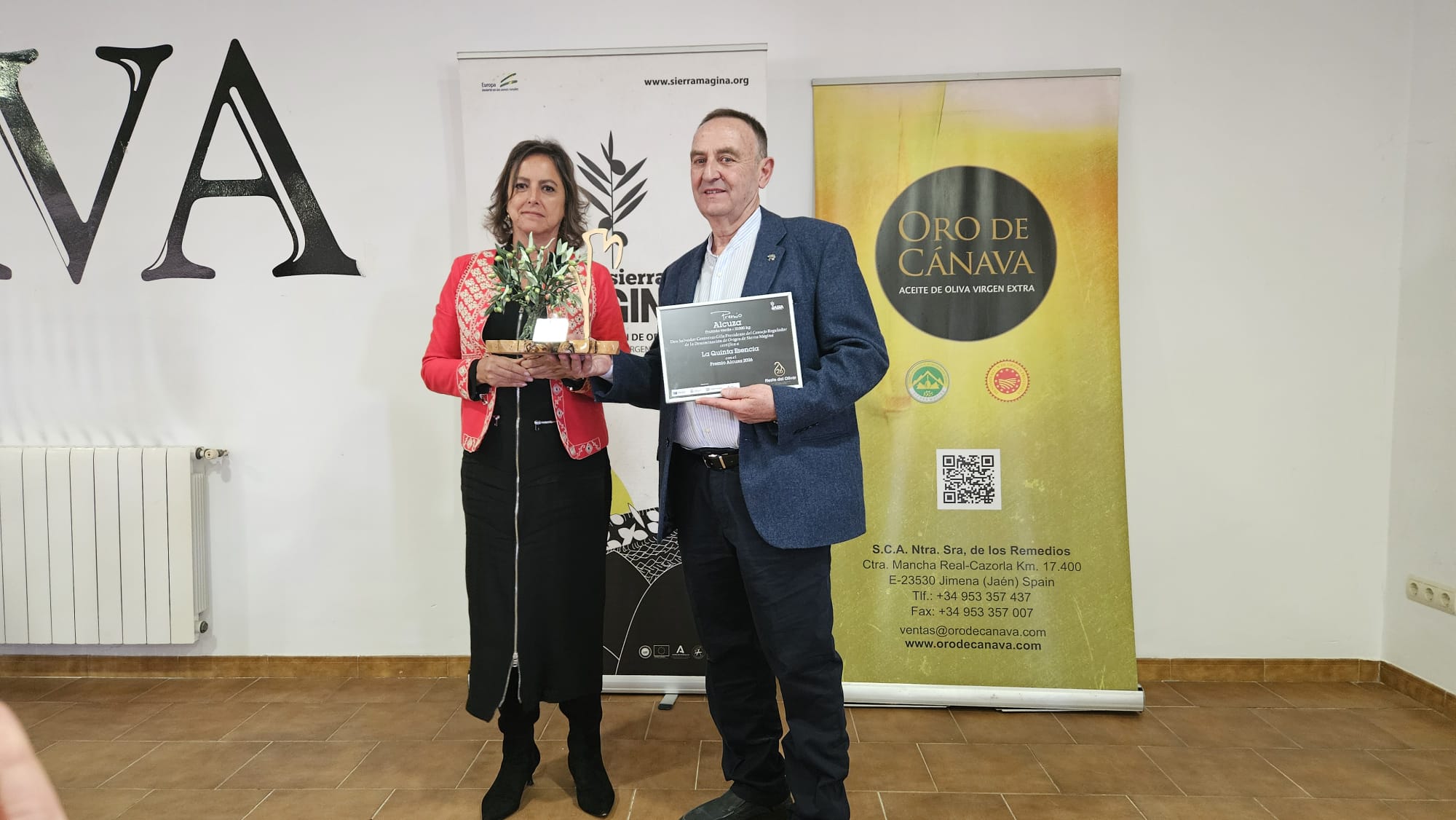 Manuel Ogallar recibe de manos de la consejera de Medio Ambiente, Catalina García, el premio Alcuza a los mejores aceites