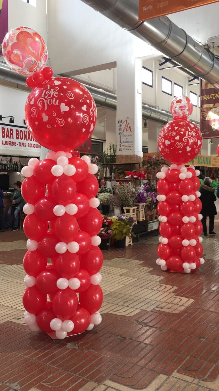 Decoración con motivo de San Valentín, en el Mercat Municipal de Dénia.