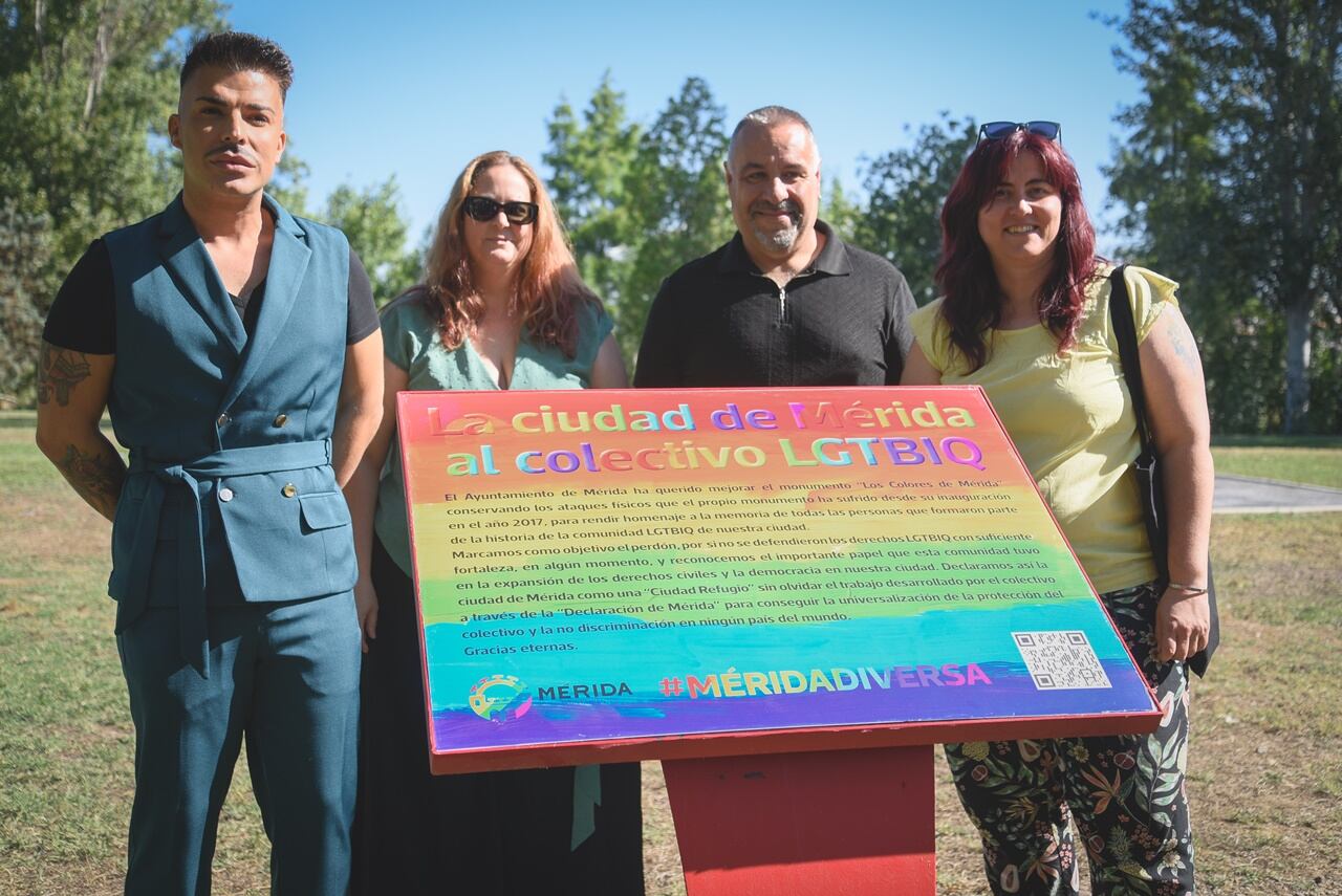 Silvia Tostado (primera por la derecha) en la inauguración del Paque de la Diversidad