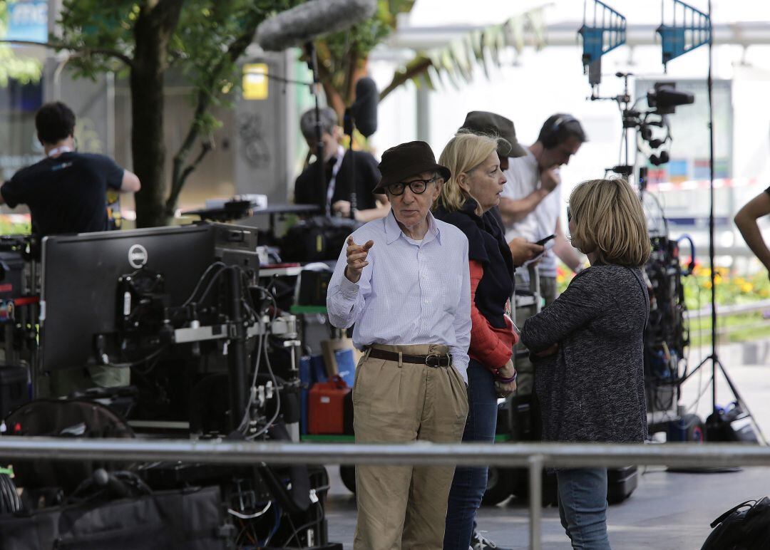 El director de cine Woody Allen en el Boulevard donostiarra, durante el primer día de rodaje de su última película.