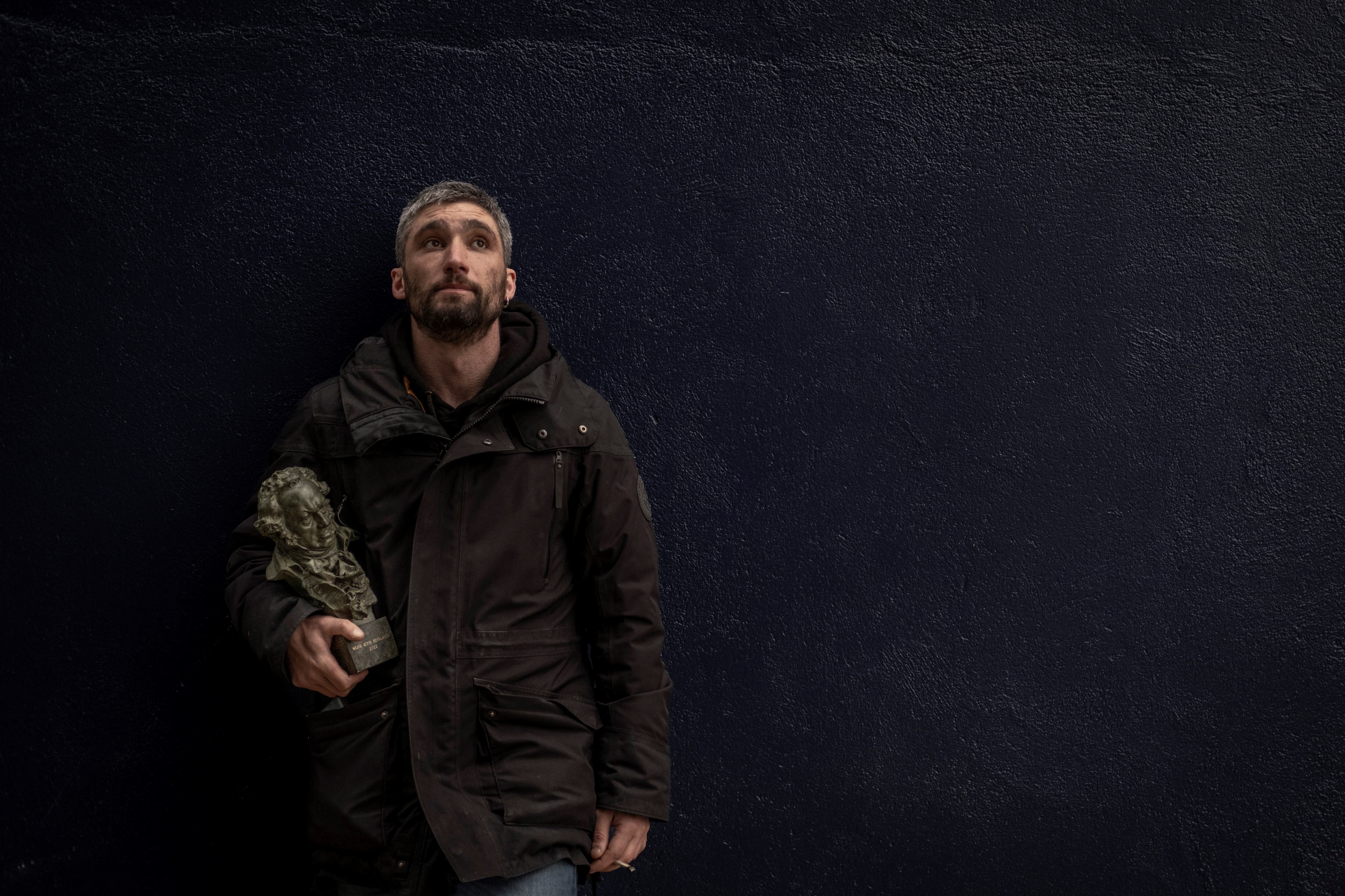 GRAF8932. OURENSE, 16/02/2022.- El actor gallego Chechu Salgado posa para Efe con el premio Goya que ha recibido al mejor actor revelación, ante el mural realizado por el artista Mon Devane y que representa a "Zarco"', el personaje al que da vida en la película "Las leyes de la frontera". Salgado (Sober, Lugo) disfruta en su tierra natal, Galicia, de este Goya que, cuenta a Efe, supone un "golpe en la mesa" en una edición que ha servido para reivindicar la "calidad" de la industria cinematográfica gallega. EFE/Brais Lorenzo