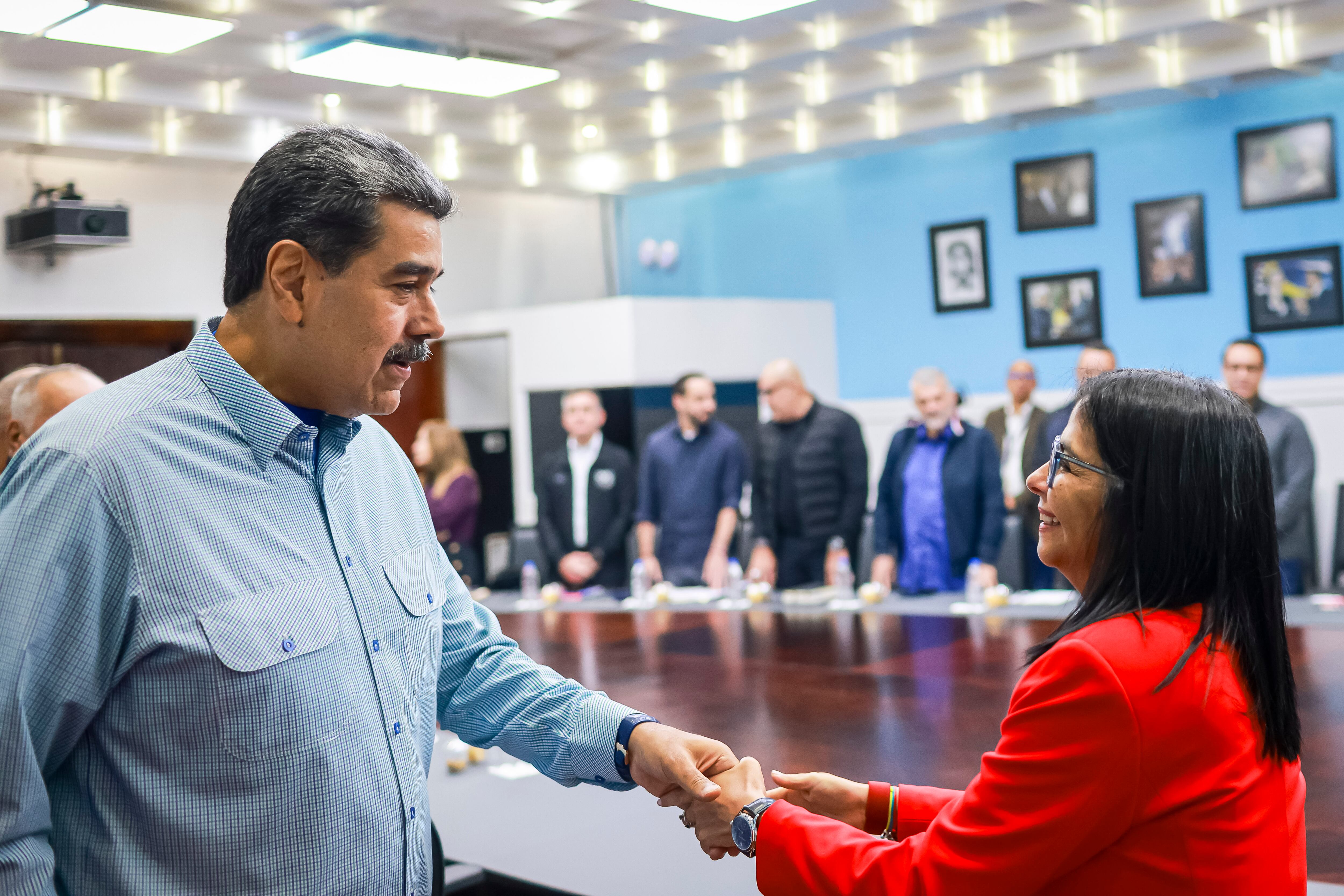 Fotografía cedida por Prensa Miraflores del presidente de Venezuela, Nicolás Maduro, saludando a la vicepresidenta, Delcy Rodríguez, en una reunión del Consejo de Ministros en Caracas (Venezuela).
