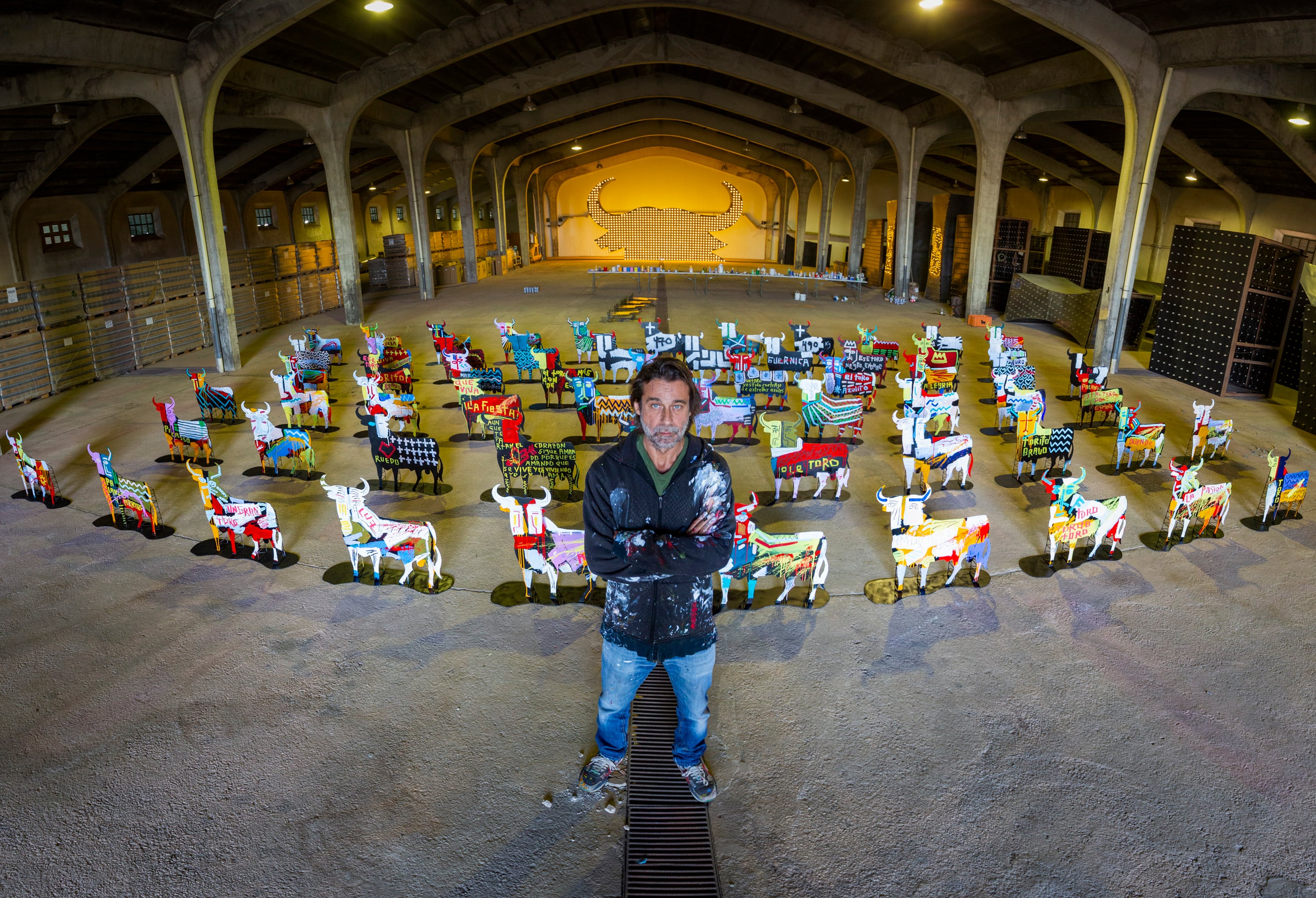 Jordi Mollà posando con los Toros de Osborne que decoró.