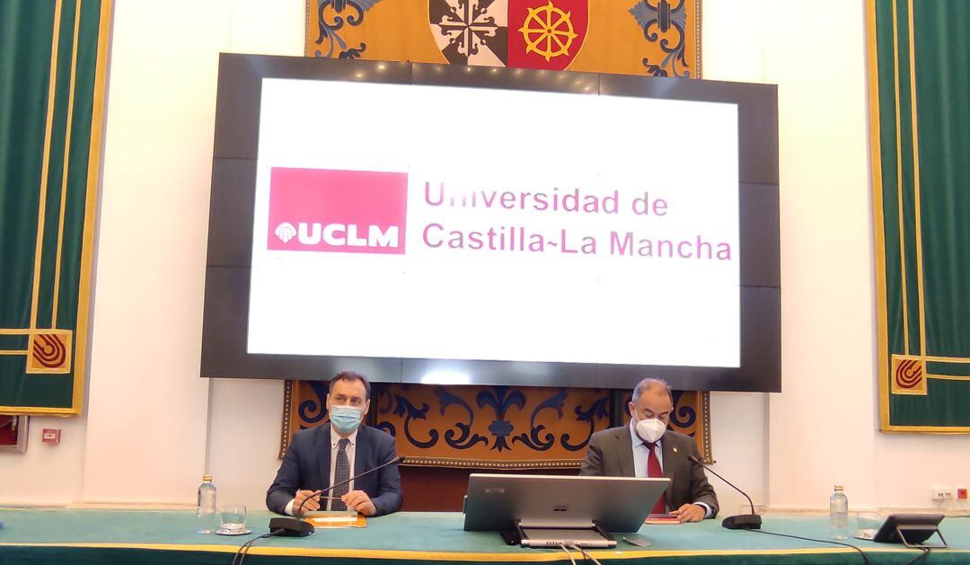 Francisco Tierraseca, delegado del gobierno en Castilla La Mancha y Julián Garde, rector de la UCLM en el paraninfo Ernesto Martínez Ataz