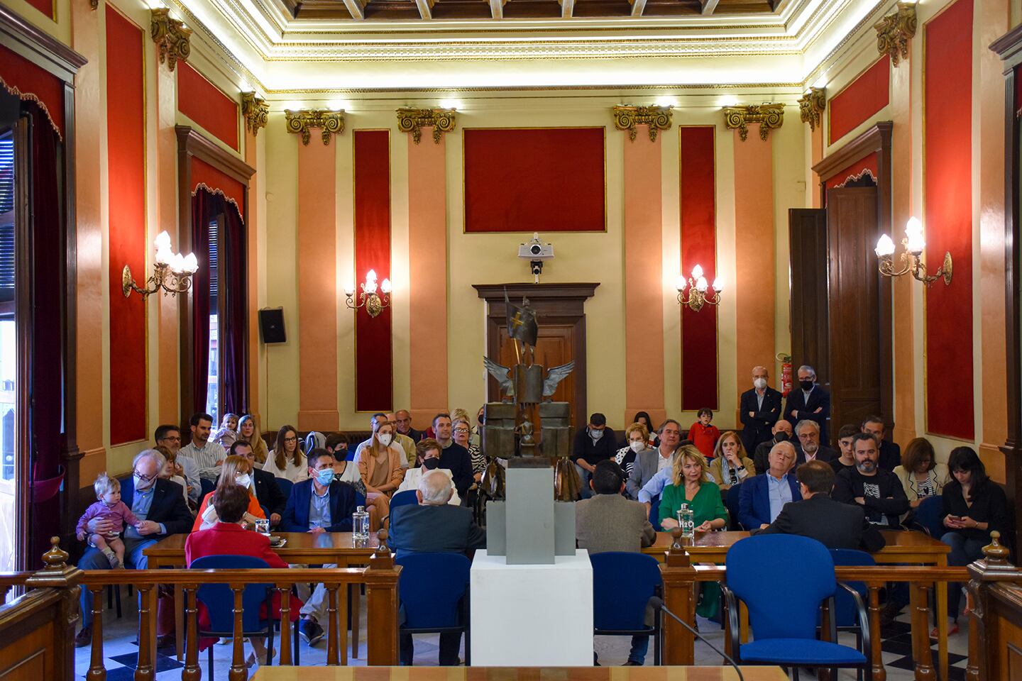 Acto de donación de la maqueta del monumento de San Jorge en el Ayuntamiento de Alcoy