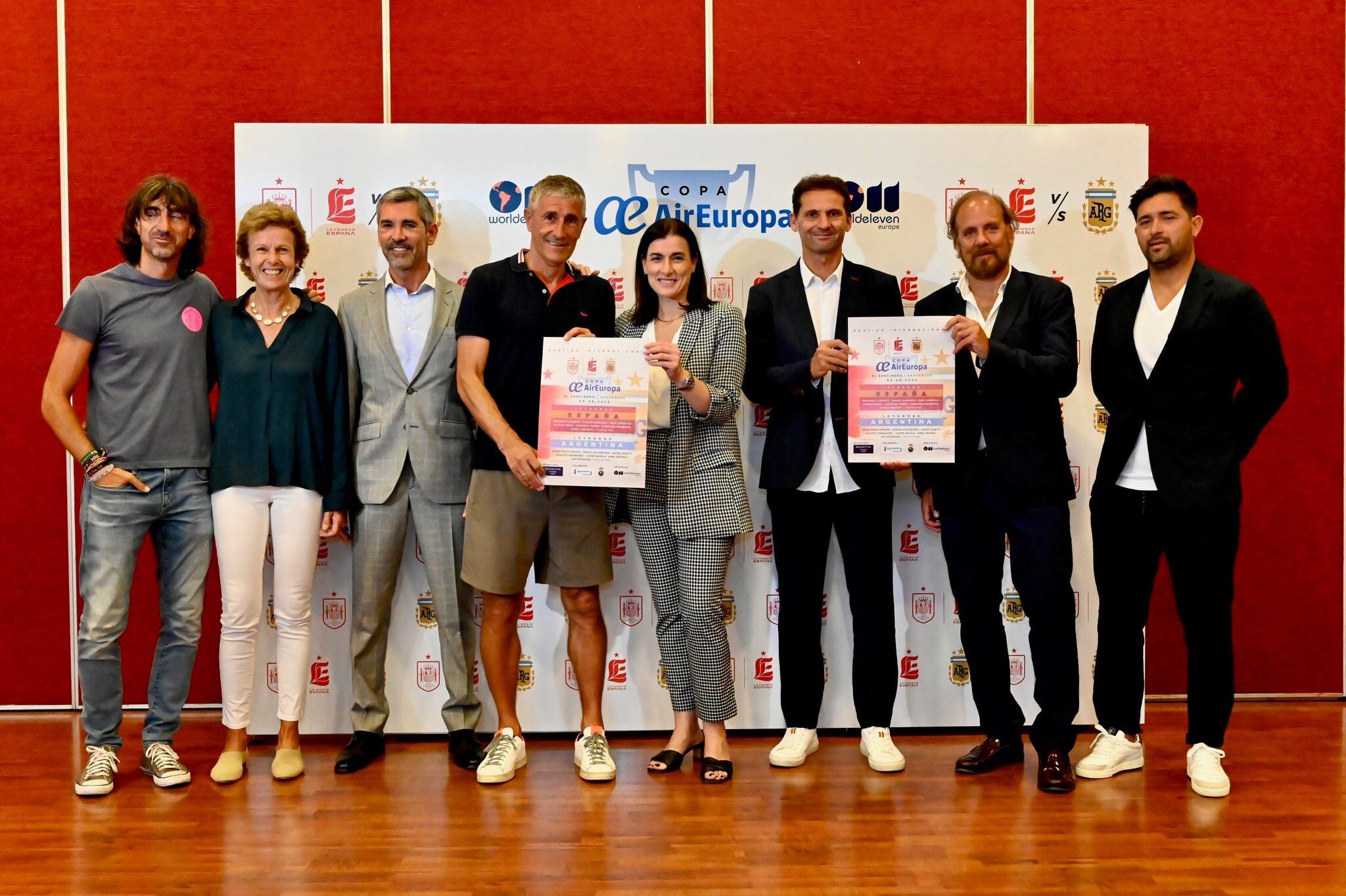 Gema Igual y parte de los futbolistas, en la presentación del partido.