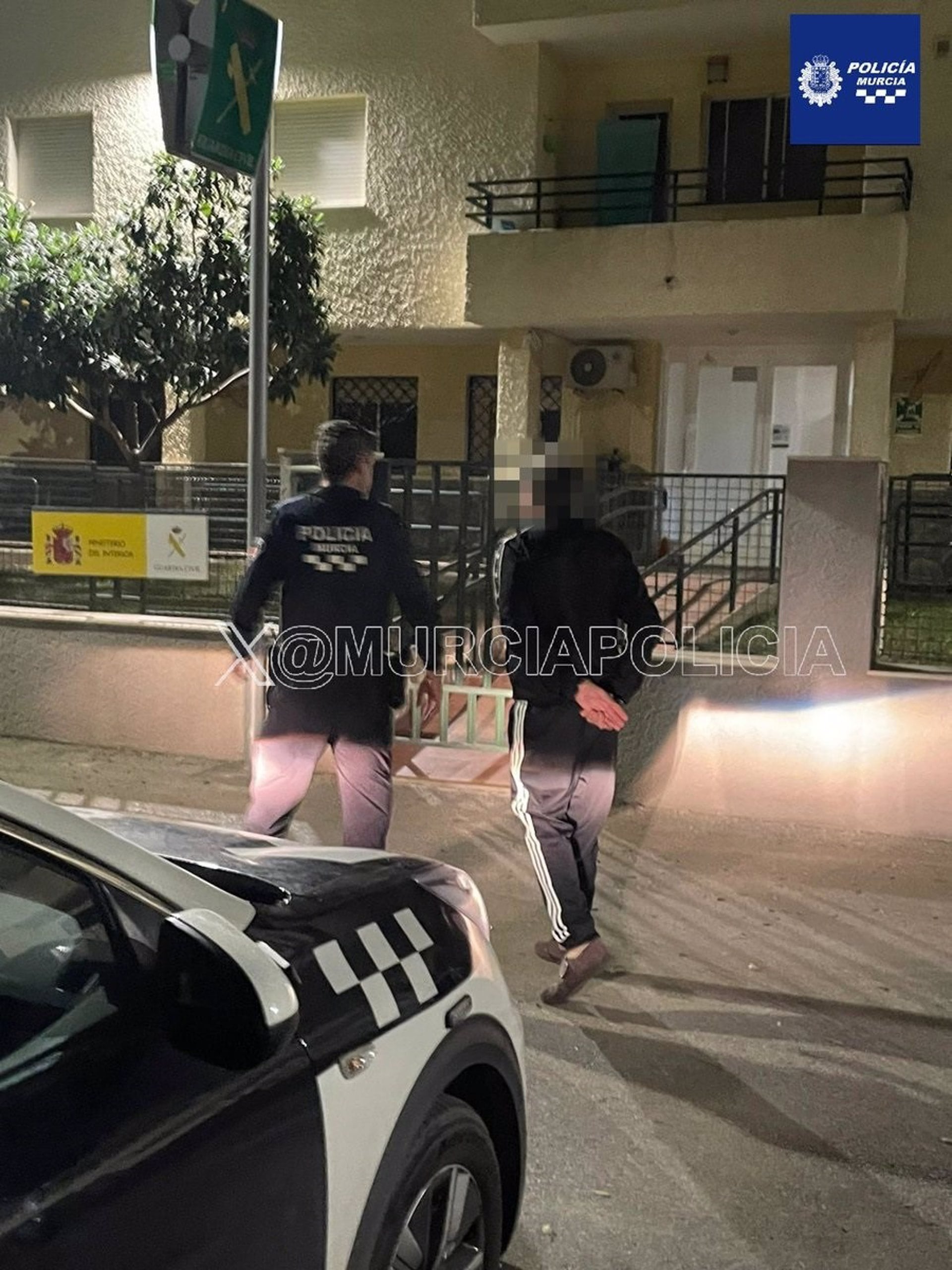 01/11/2023 Momento en el que el sospechoso era detenido en su domicilio.

El detenido por un presunto delito de homicidio, tras apuñalar a un hombre de 44 años en una zona de ocio de la pedanía murciana de Santa Cruz, pasará previsiblemente a disposición judicial este jueves, según han informado a Europa Press fuentes de la investigación.

ESPAÑA EUROPA MURCIA SOCIEDAD
POLICÍA LOCAL DE MURCIA
