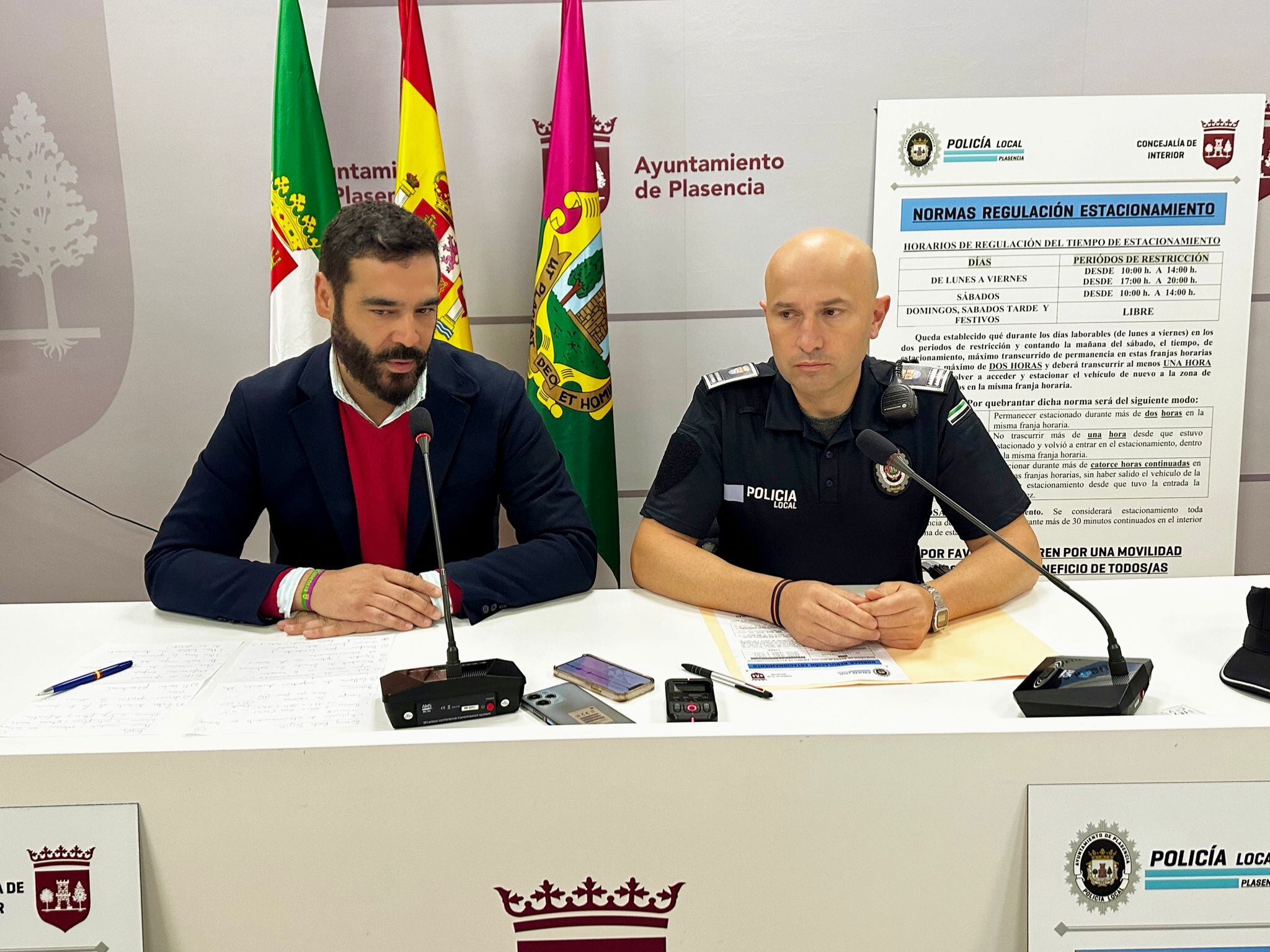 David Dóniga, concejal de interior, y Gonzalo David, sub-inspector de la Policía Local de Plasencia, en rueda de prensa.