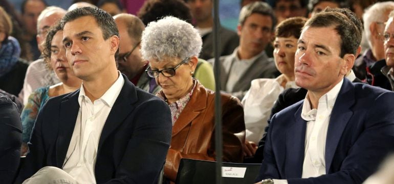 GRA044. Madrid. 11/02/2015,- Fotografía de archivto, tomada el 11/10/2014, del secretario general del PSOE, Pedro Sánchez (i), junto al secretario general de los socialistas madrileños, Tomás Gómez (d). Pedro Sánchez ha decidido hoy apartar de las filas s