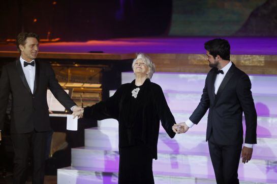 La actriz Lola Herrera, acompañada por los actores Juanjo Artero (i) y Miguel Ángel Muñoz (d) recibe el premio Max de Honor durante la ceremonia de entrega de la XIX edición de los Premios Max de las Artes Escénicas, que se celebra en el Circo Price de Ma