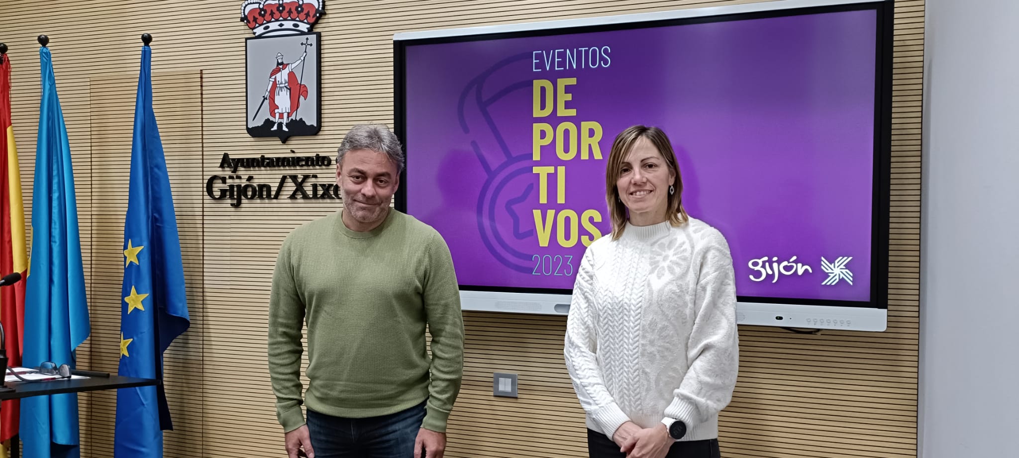 Ramón Tuero y Patricia García Riestra, del Patronato Deportivo Municipal de Gijón, presentan los eventos deportivos de Gijón en 2023.