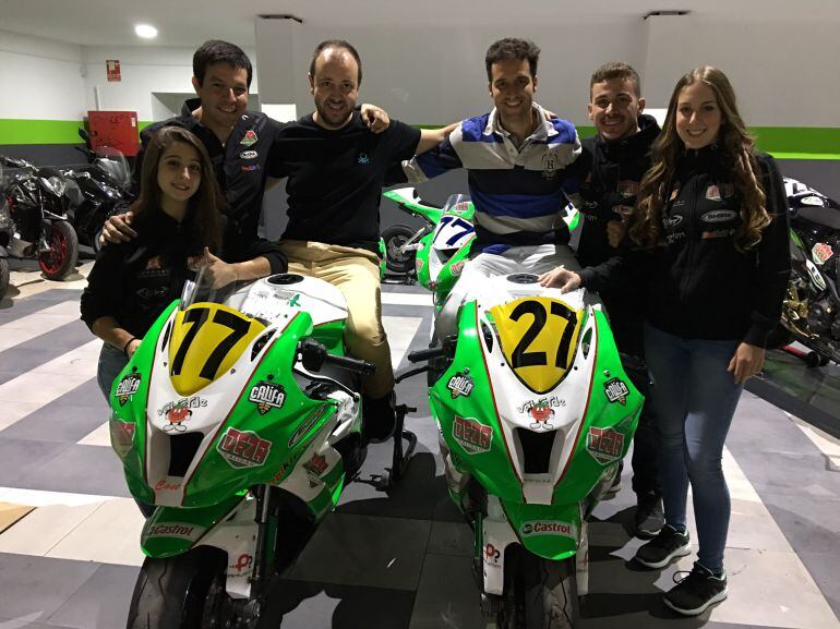 El equipo Deza Córdoba Patrimonio de la humanidad, posa con Jose Antonio Alba y Lalo Rodríguez