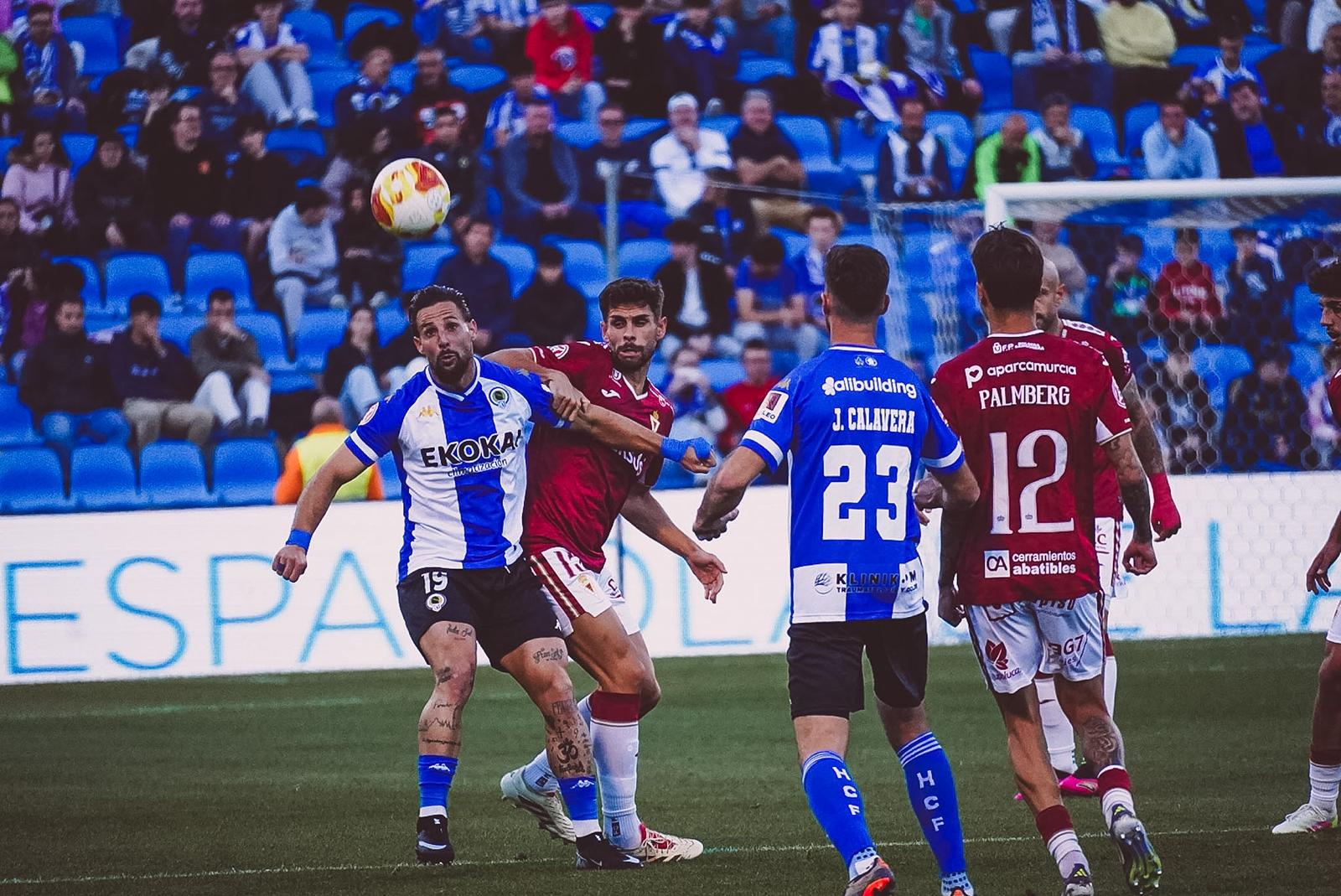 Óscar Gil, jugador del Real Murcia, pelea un balón contra el Hércules.