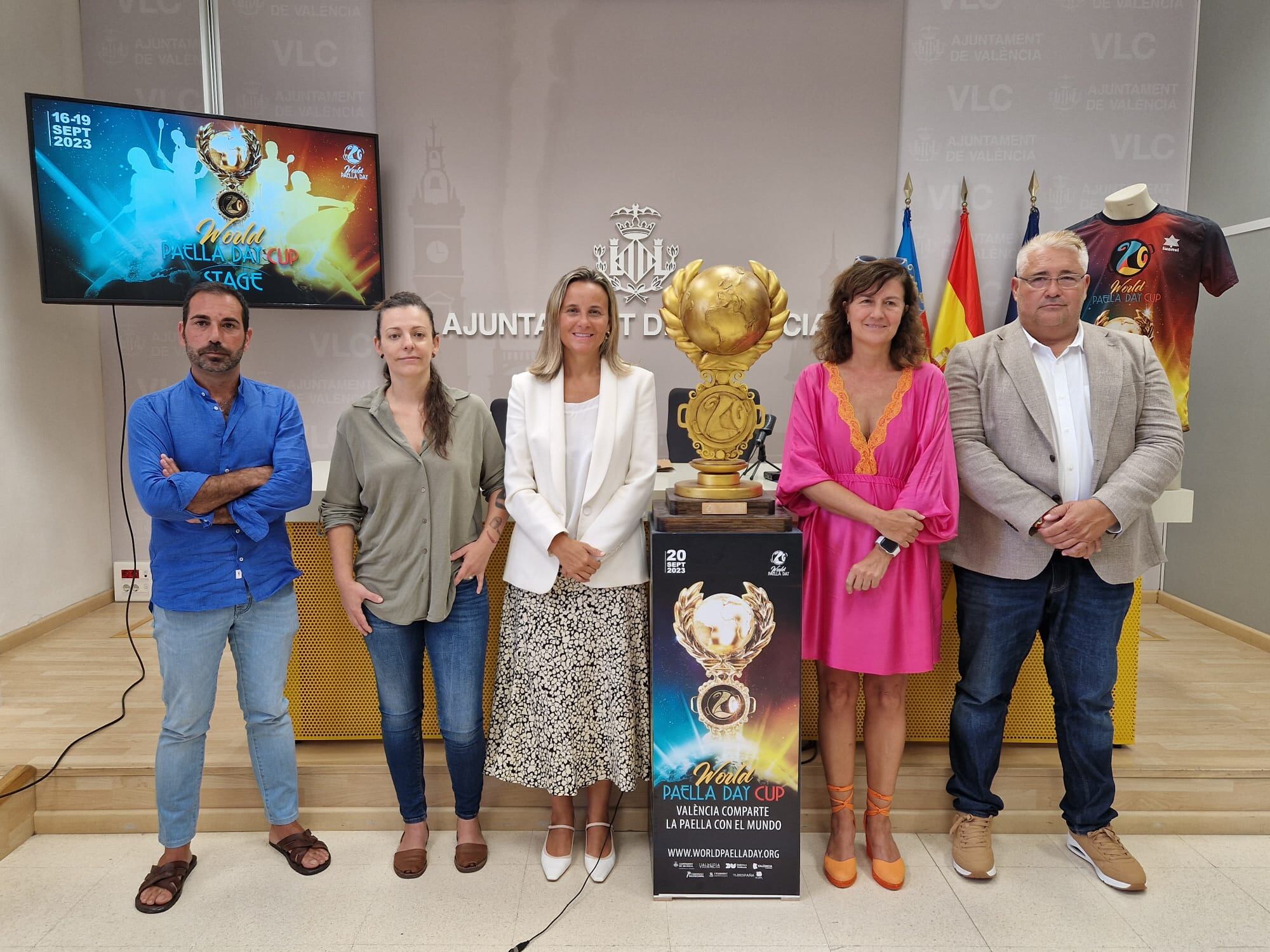 En la presentación de la World Paella Day 2023 han participado, entre otros, la concejala de Turismo, Paula Llobet, la dtra. general de Turismo de la Conselleria de Turisme, Esther Labaig, y el diputado de Turisme de la Diputació de València, Pedro Antonio Cuesta