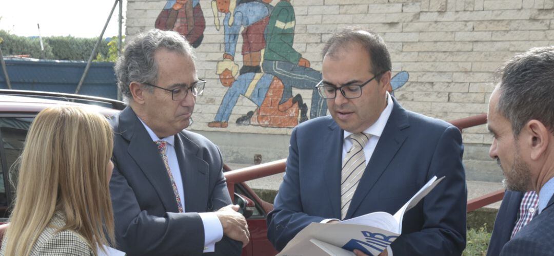 El alcalde de Leganés, Santiago Llorente, junto al consejero de Educación de la Comunidad de Madrid, Enrique Ossorio, en una visita a un colegio este miércoles