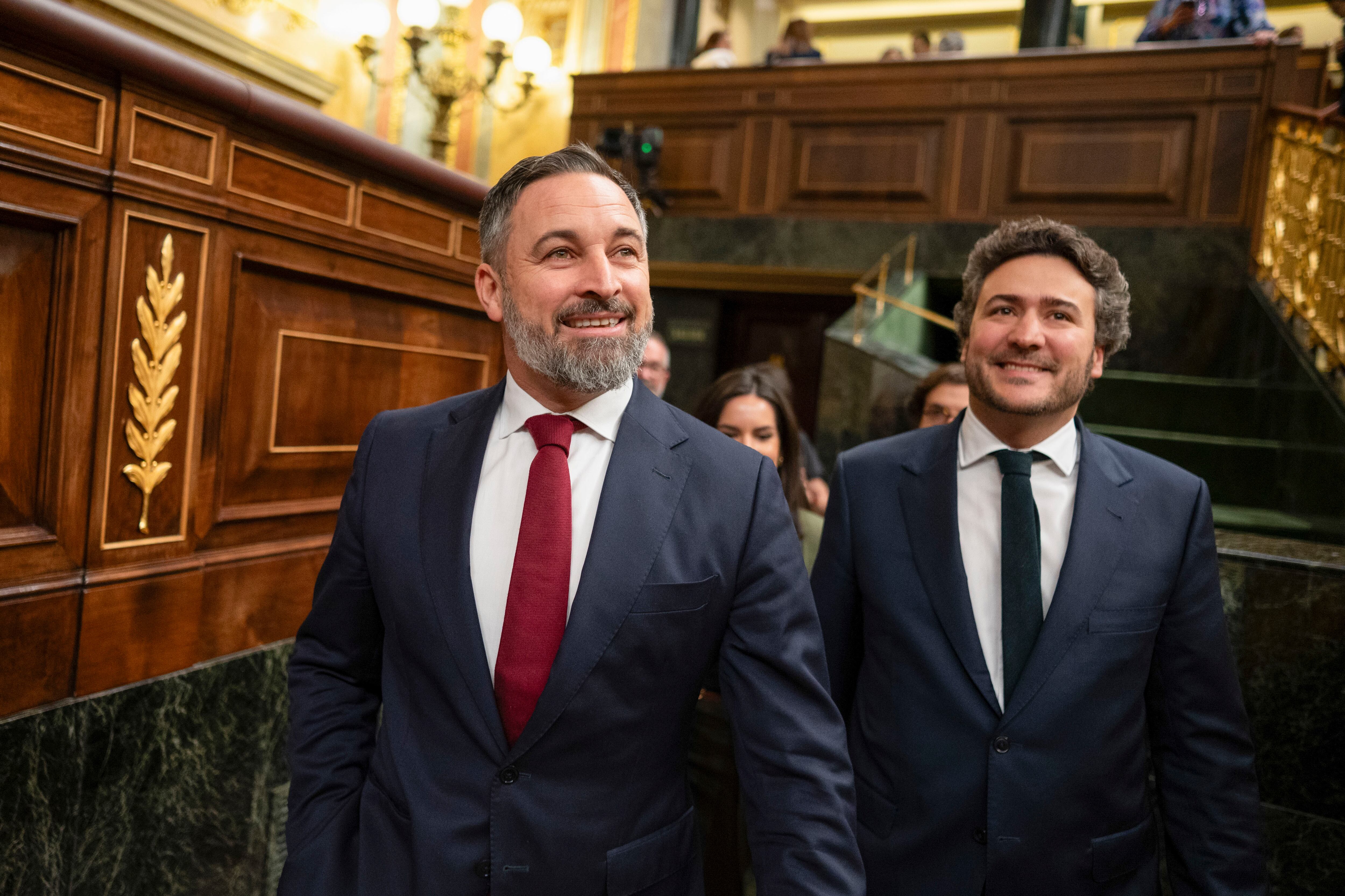 El líder de Vox, Santiago Abascal (i), y el diputado de la formación Ángel López Maraver (d) asisten al debate de la toma en consideración de la proposición de ley del PSOE de amnistía para la normalización institucional, política y social en Cataluña, este martes en la Cámara Baja. EFE/ Fernando Villar