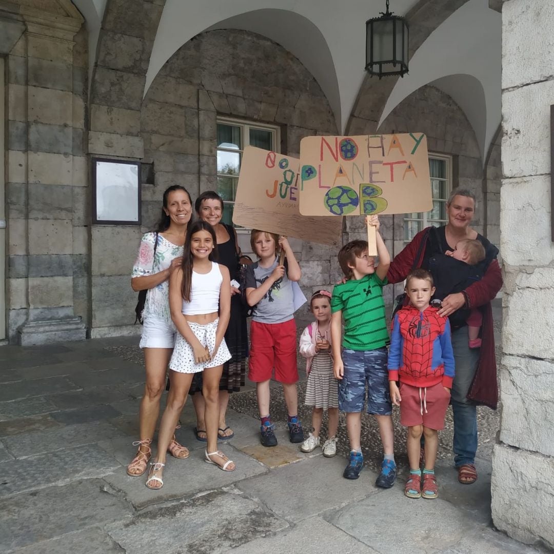 Representantes de la Asociación &quot;Estela por el Planeta&quot; en la puerta del Parlamento de Cantabria,