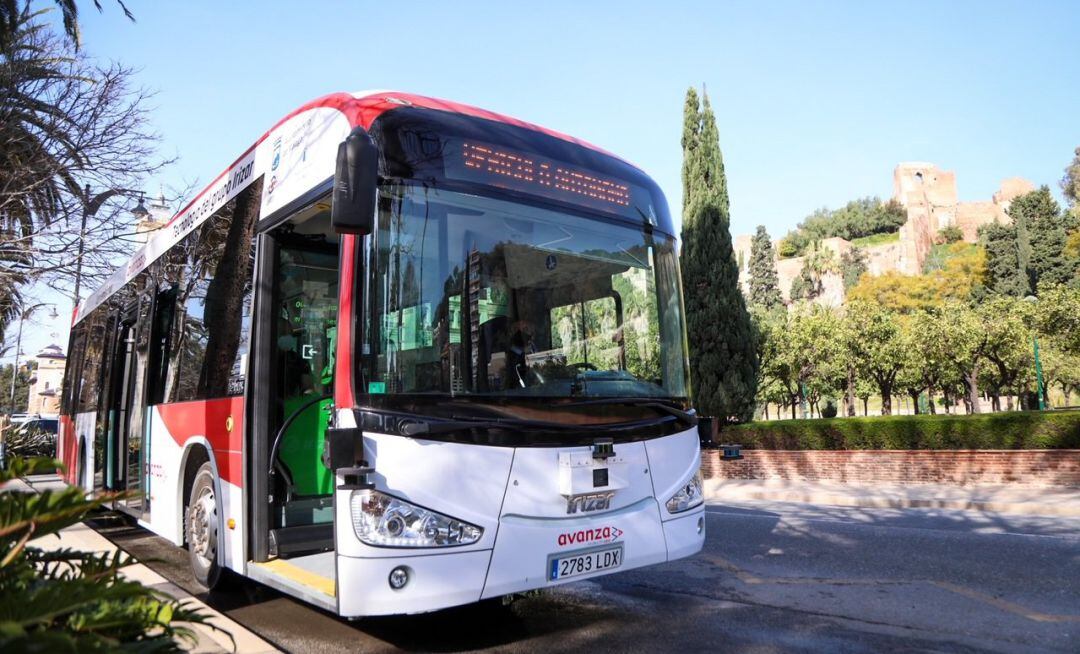 Primer autobús autónomo que circula por las calles de Málaga en una situación de tráfico real.