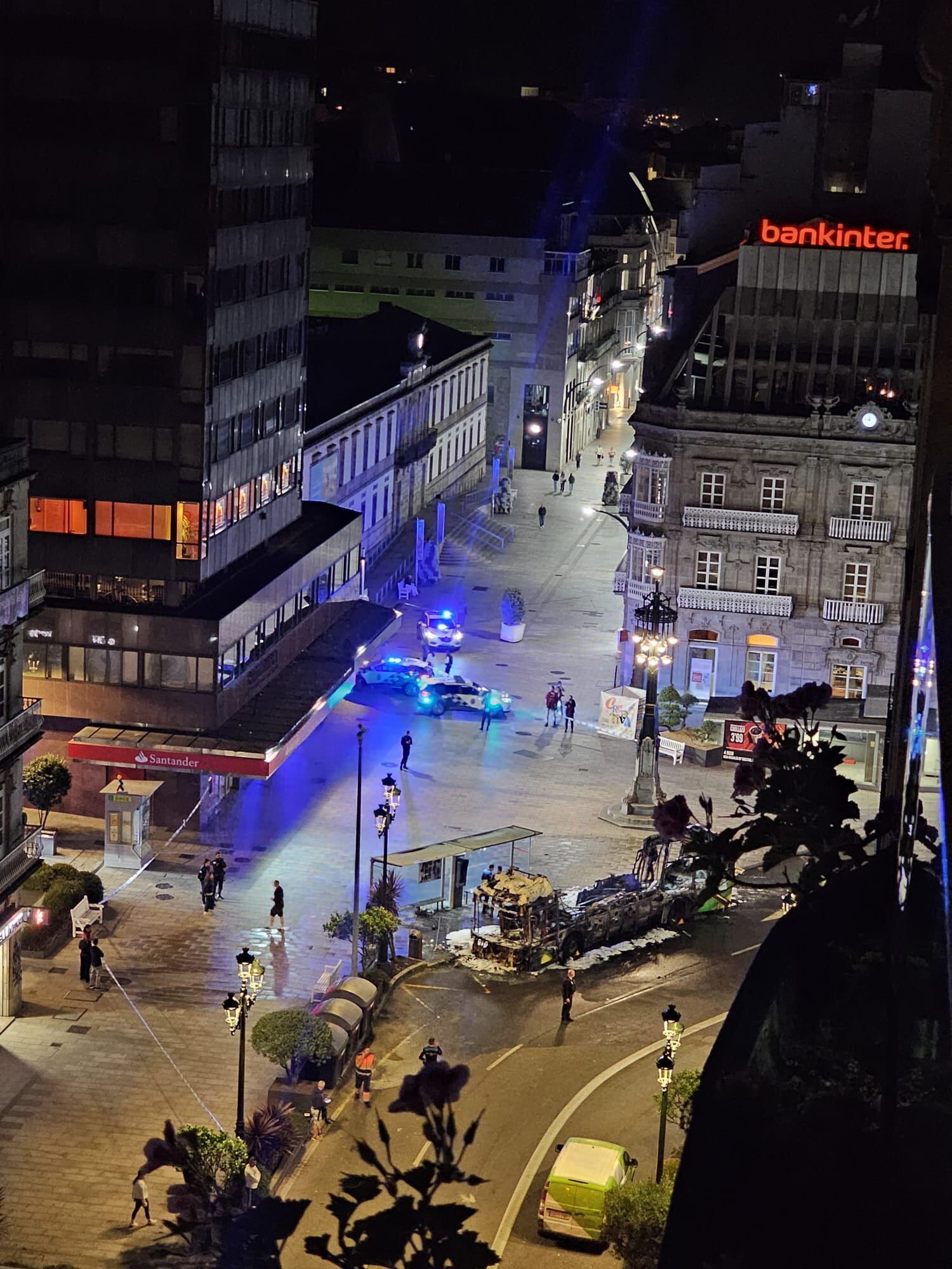 Imagen del autocar de Vitrasa calcinado tras arder en Urzáiz