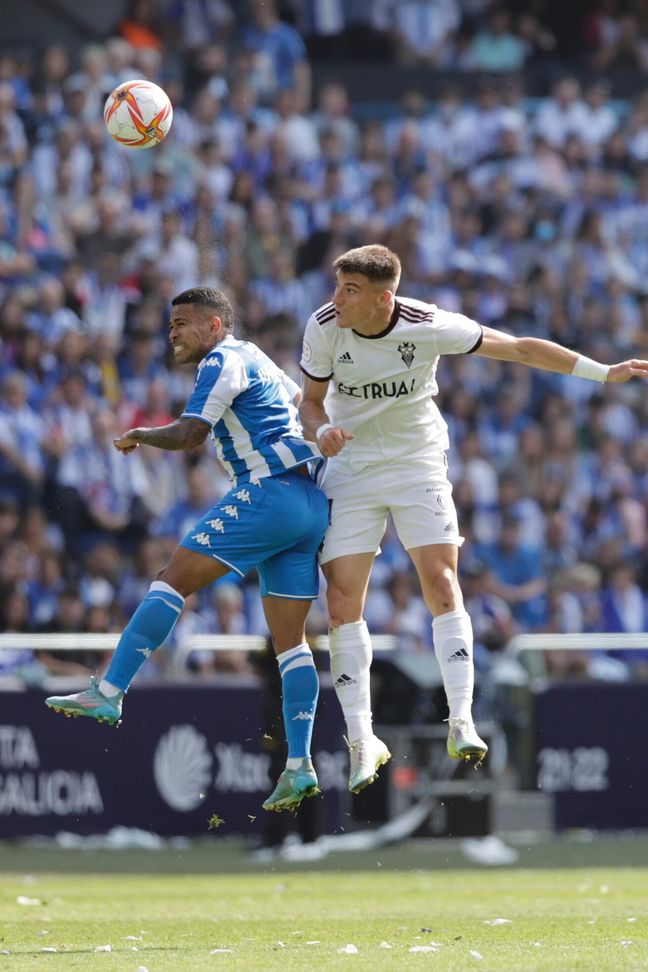 GRAF143. A CORUÑA, 11/06/2022.- El jugador del Deportivo Juergen Elitim (i) y el jugador del Albacete Jordi, durante la final del playoff de ascenso a LaLiga SmartBank, en el estadio de Riazor, por una plaza en Segunda División. EFE/Cabalar
