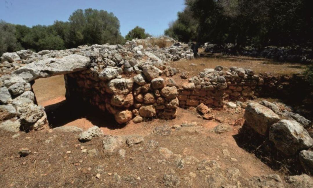 El poblat talaiòtic de Son Catlar és important per la seva muralla defensiva.