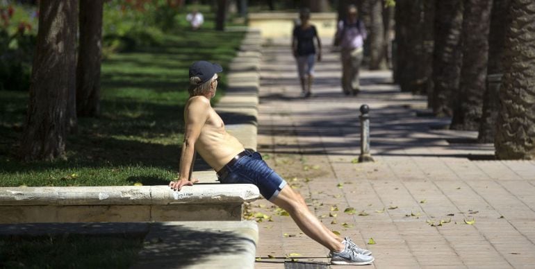 Un hombre disfruta del sol esta mañana